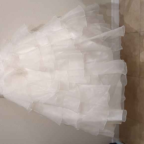 Stunning Allure Bridals Ivory Wedding Dress Size 4 - Picture 2 of 13